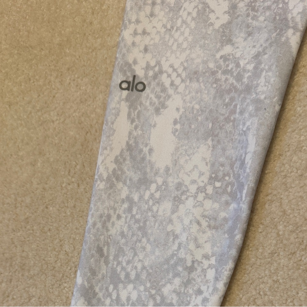 Alo Gray Workout / Yoga 7/8 Leggings Snake Print - Size Medium - Picture 3 of 5